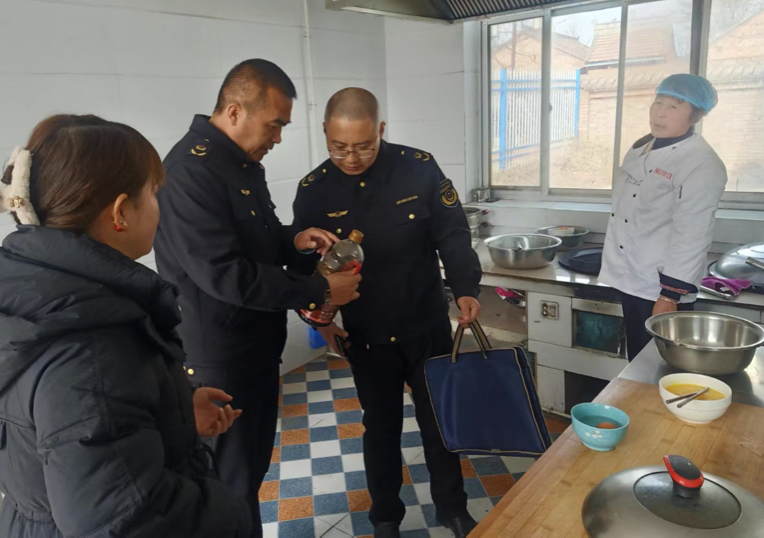 庆阳市西峰区显胜市场监管所“五强化”当好校园食品安全“守门人”