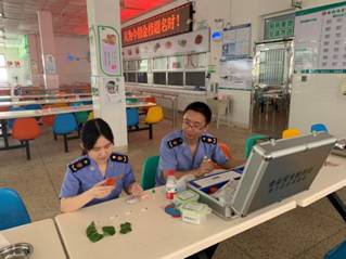 图为执法人员在高考现场检查蔬菜农残