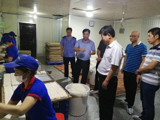 陈坚斯副县长走访丹阳晓锋线面厂