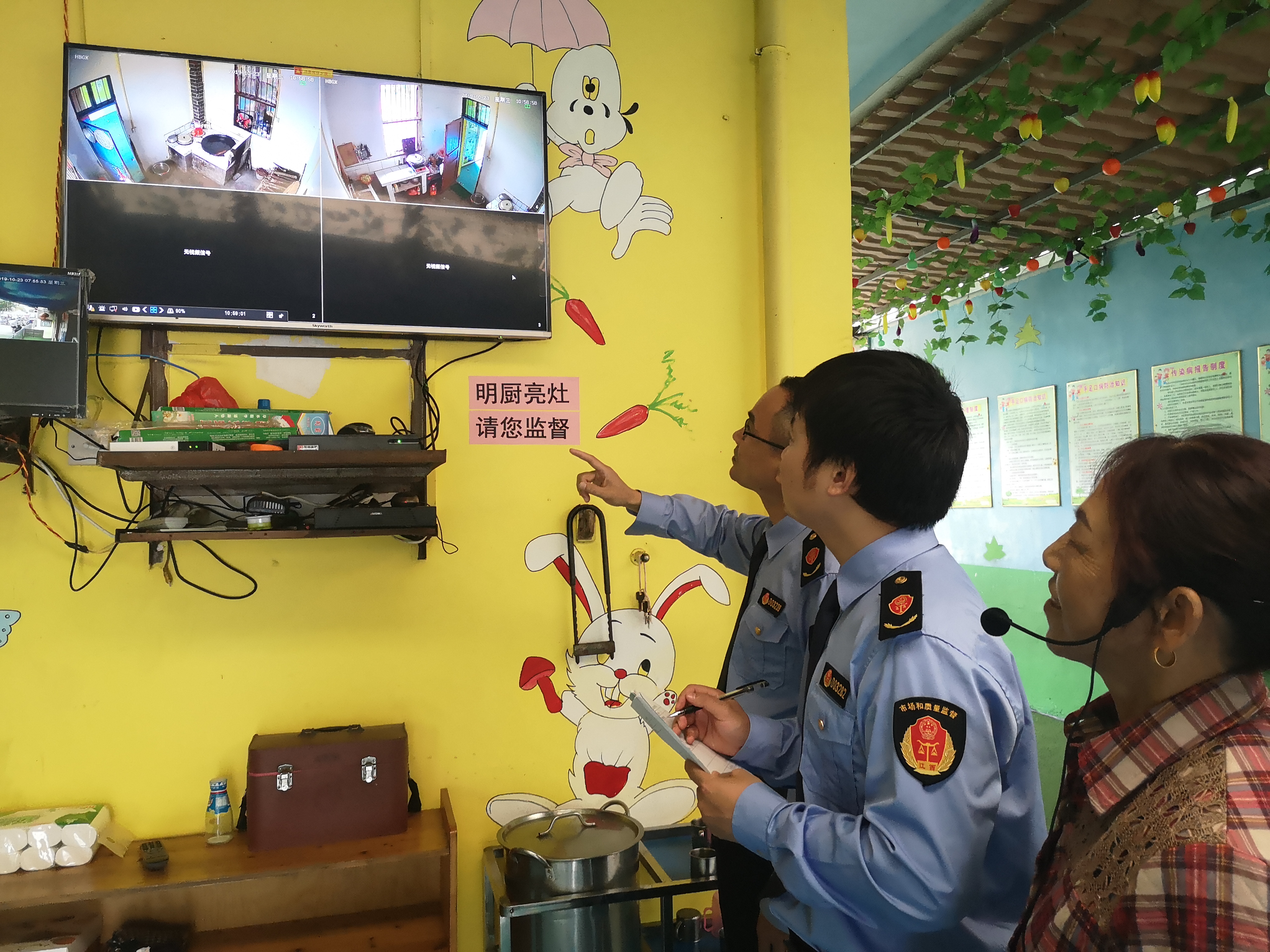 圖為該局監(jiān)管人員在轄區(qū)一幼兒園進行檢查