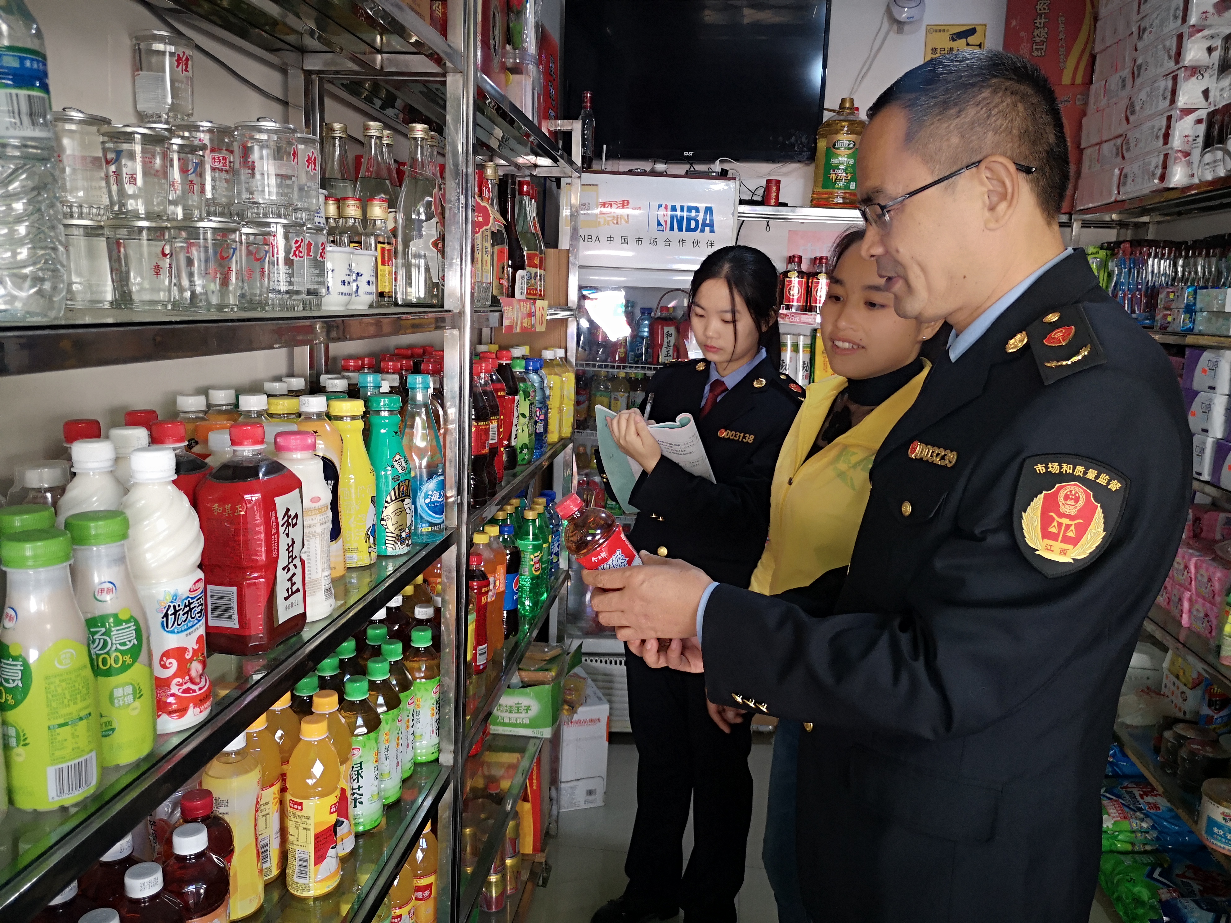 圖為該局執(zhí)法人員在某食雜店檢查