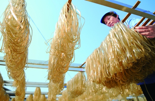 湖南祁东县农闲时制作粉条