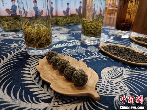 說(shuō)明: 店鋪里展示的貴州綠茶?！∈〗?攝