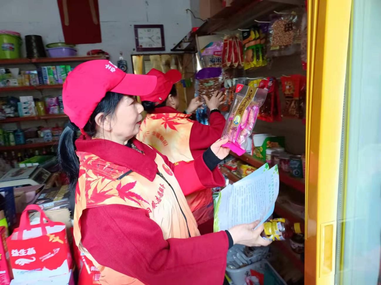 入門店進行食品安全檢查（朝陽社區(qū)供圖）