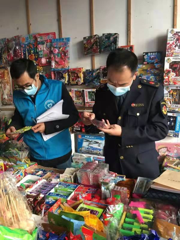 對人民路小學周邊門店進行日常檢查（朝陽社區(qū)供圖）