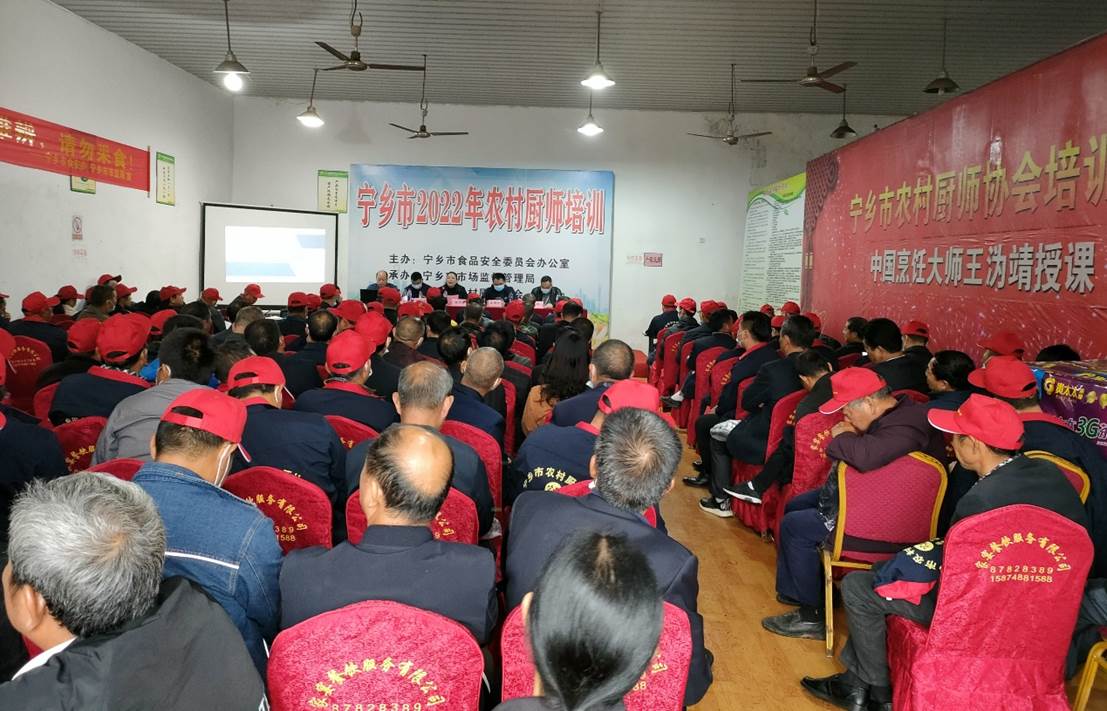 许多人在房间里 描述已自动生成
