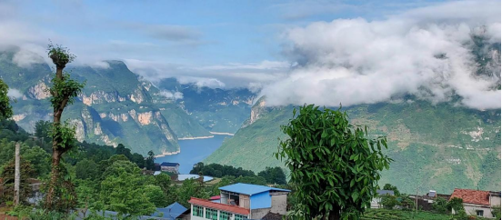 千里驰援 三大路径让巴东县水布垭镇南潭村变身山绿水清“网红村”2001.png