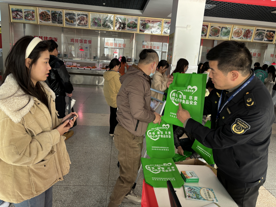 副本當(dāng)涂縣市場(chǎng)監(jiān)管局開(kāi)展2023年全國(guó)食品安全宣傳周系列活動(dòng)223.png