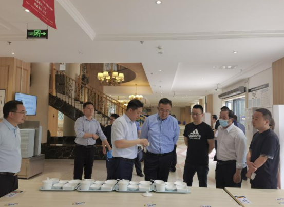 调研新川外国语学校食堂保障工作 图片来源:新都区市场监督管理局吴昊