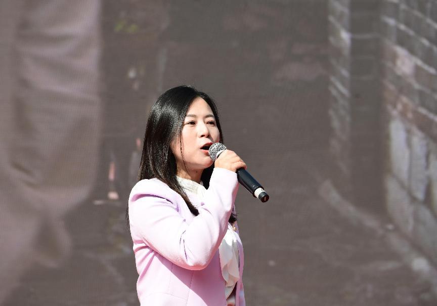 永顺县委常委,县委办主任彭君分别从芙蓉镇的"火",老司城的"古",猛洞