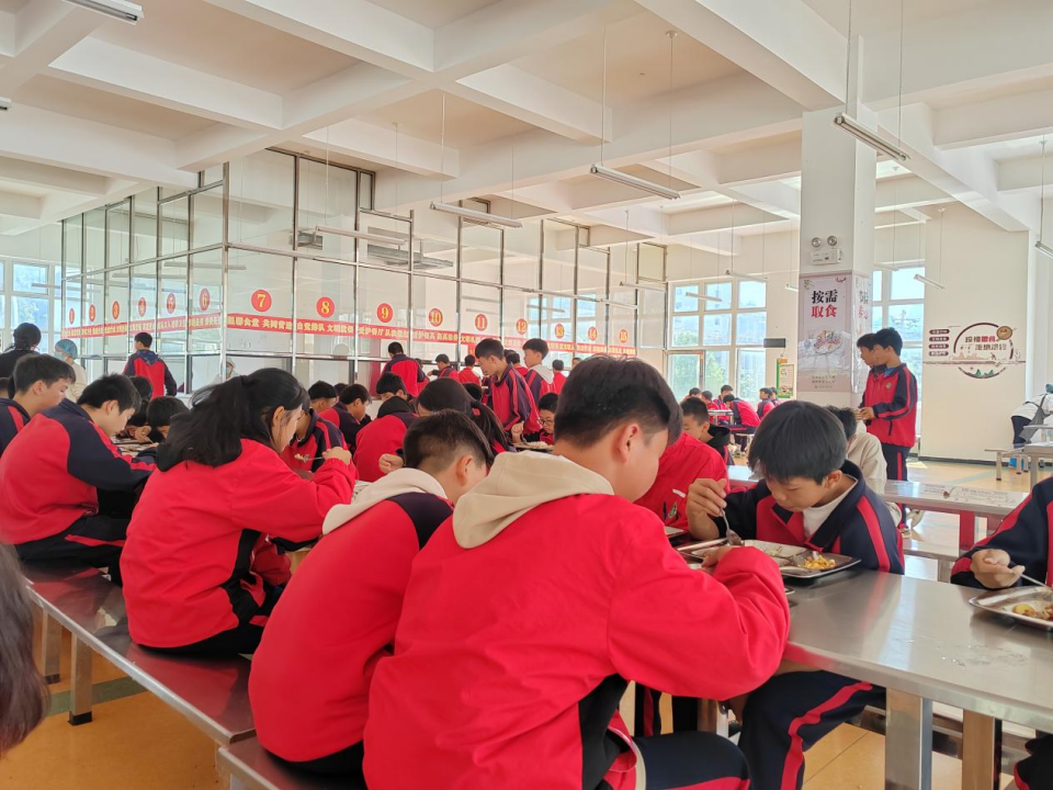 织金县羊城中学食堂 图片来源:中国食品安全网"每天午餐是三菜一汤