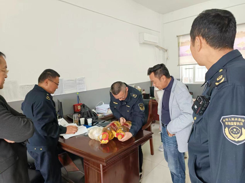 安徽省宿松县市场监管局监检结合同频共热织密一老一小食品安全网